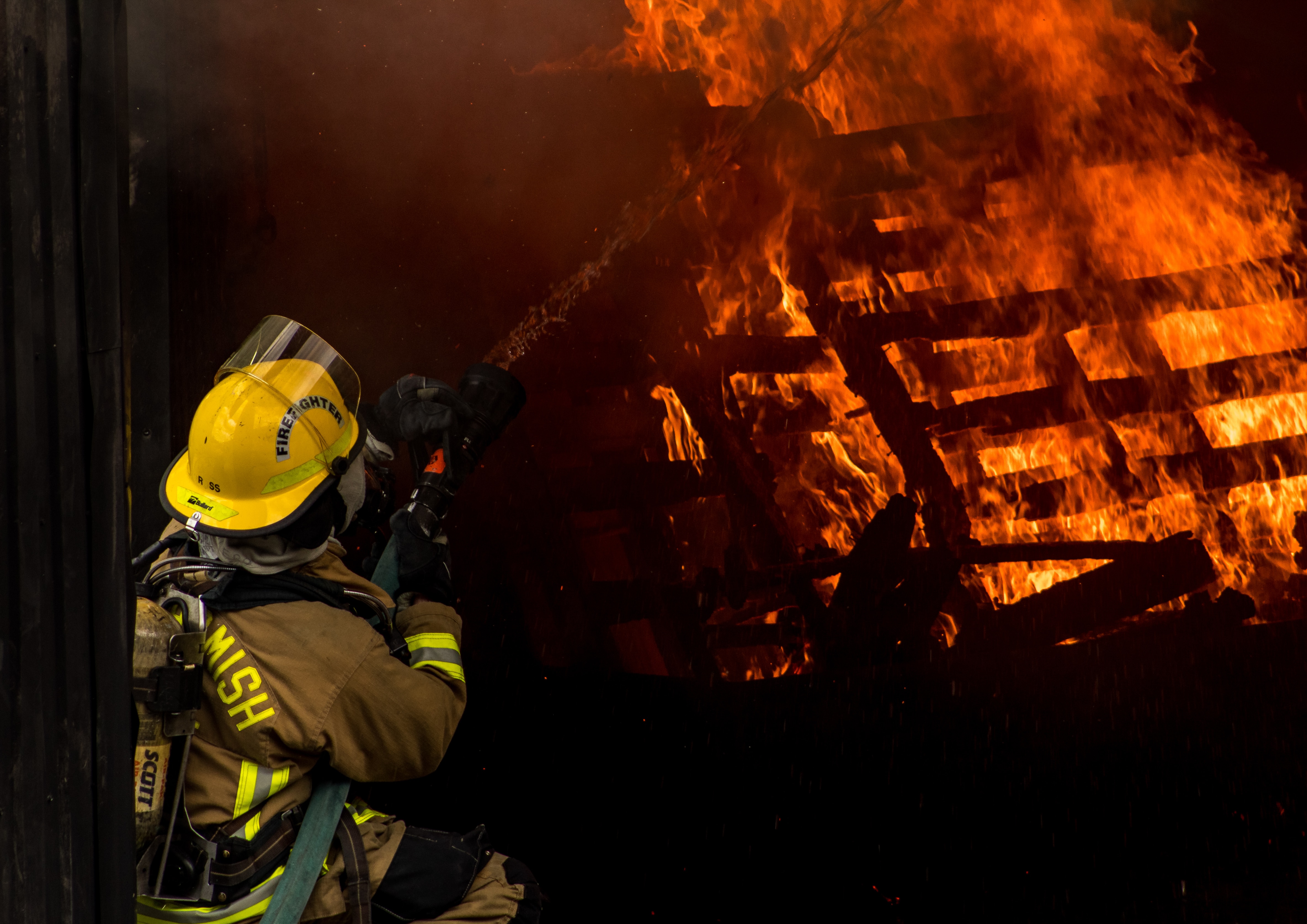 Vigile del fuoco che spegne un incendio.